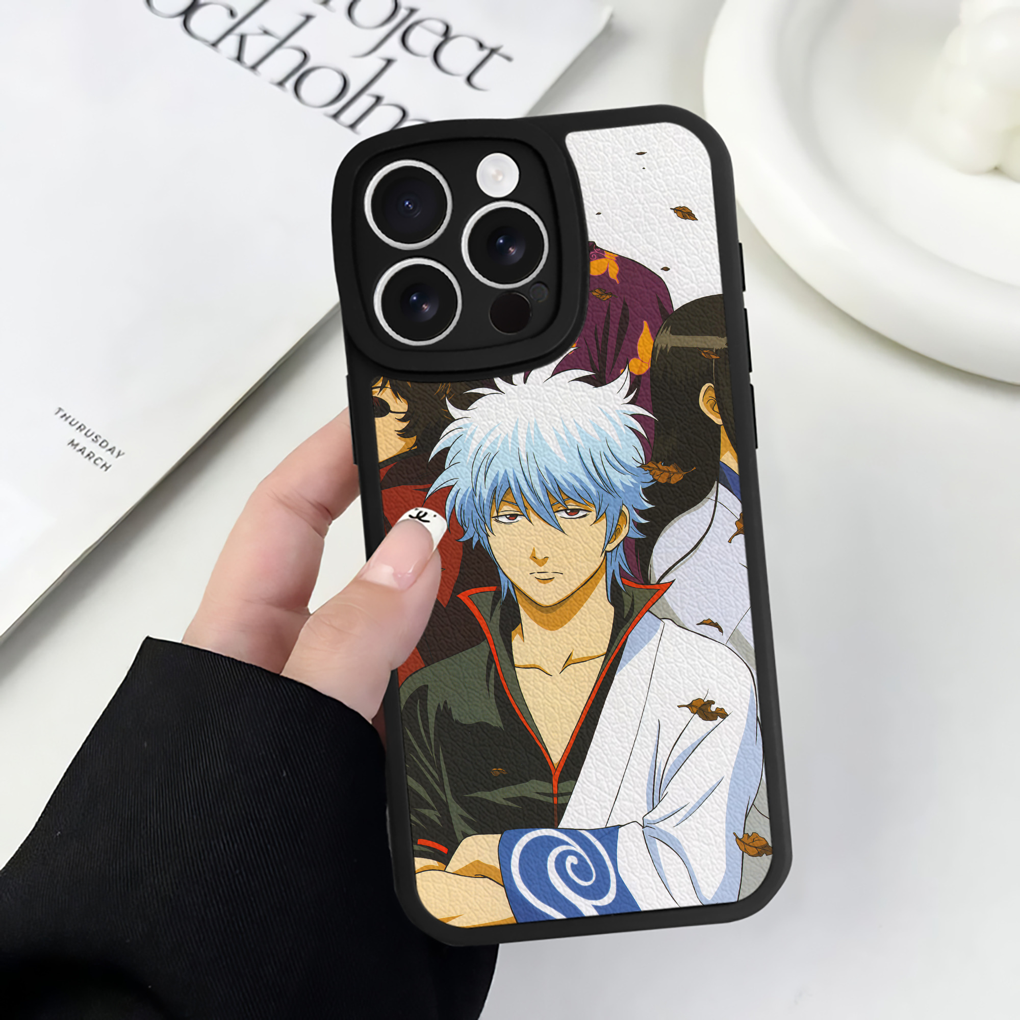 （画像用） ぎんたま 坂田銀時（さかたぎんとき） 神楽 志村新八（しむら しんぱち） GINTAMA Sakata Gintoki Kagura Shimura Shinpachi 【iPhone 16シリーズ対応】シリコンスマホケース（レザー調） 材質：シリコン